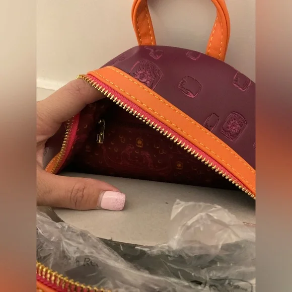 NwT Loungefly Tangled Rapunzel & Flynn Boat Scene Glow in the dark Mini Backpack - Picture 4 of 4